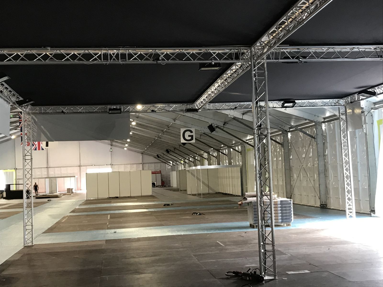 Grille en structure Prolyte autoportée avec projecteurs LED, montée dans un hall de salon